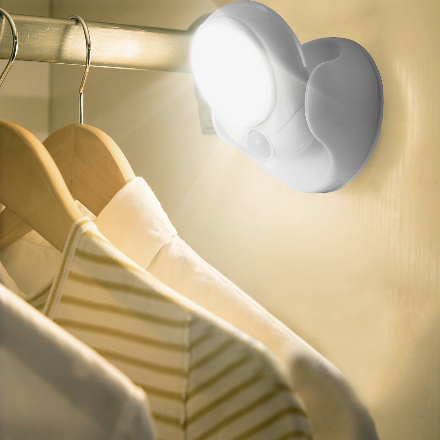 Revolutionary Wireless 360° LED Spotlight with Motion Sensor - Perfect Battery-Powered Night Lamp for Closets & Bathrooms, 23ft Sensing Range!